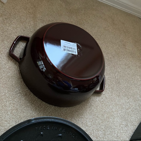 Staub new #24 3-3/4qt Rooster Red - Picture 6 of 16